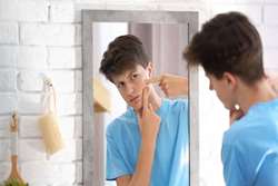 استرس، تغذیه نامناسب و شبکه‌های اجتماعی؛ عوامل اصلی افزایش چشمگیر آکنه در جوانان